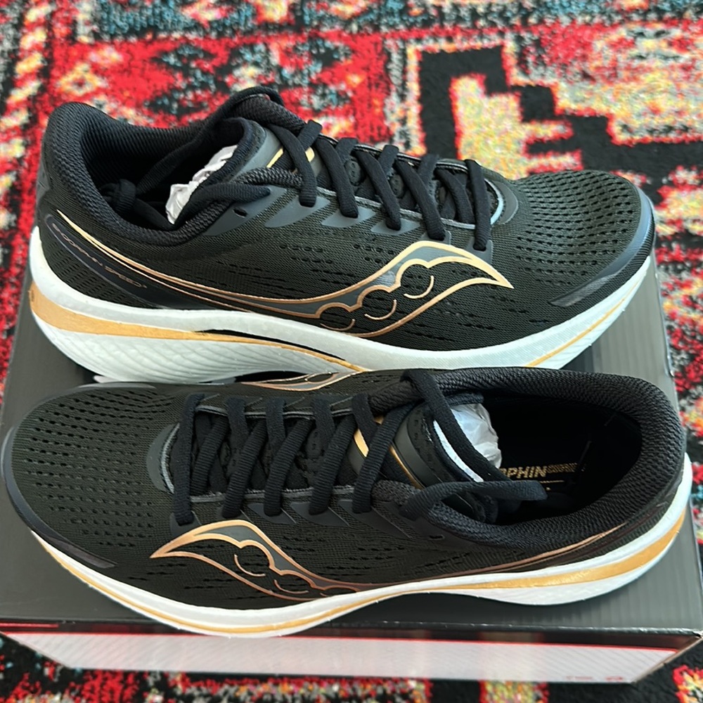 BNWT and box- Saucony Endorphin Speed 3 running shoes color black | gold struck